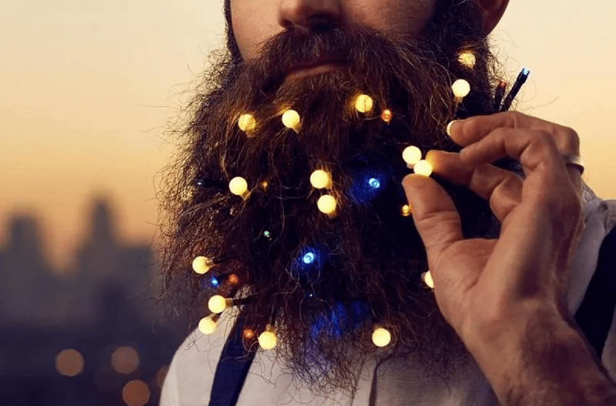 Праздник на лице: американец украсил свою бороду сотнями елочных шариков