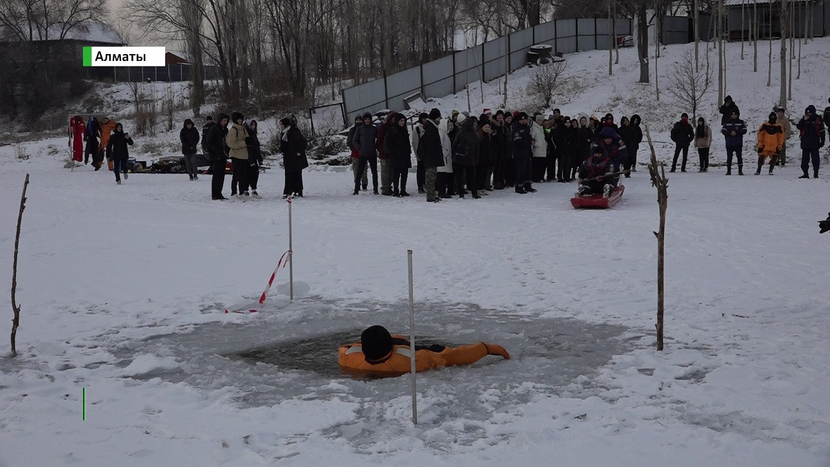 По тонкому льду: в Алматы прошли учения спасателей