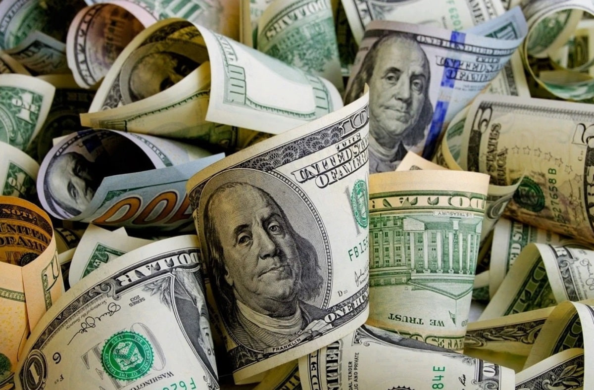 За сколько продают доллары в обменниках Алматы 23 декабря 