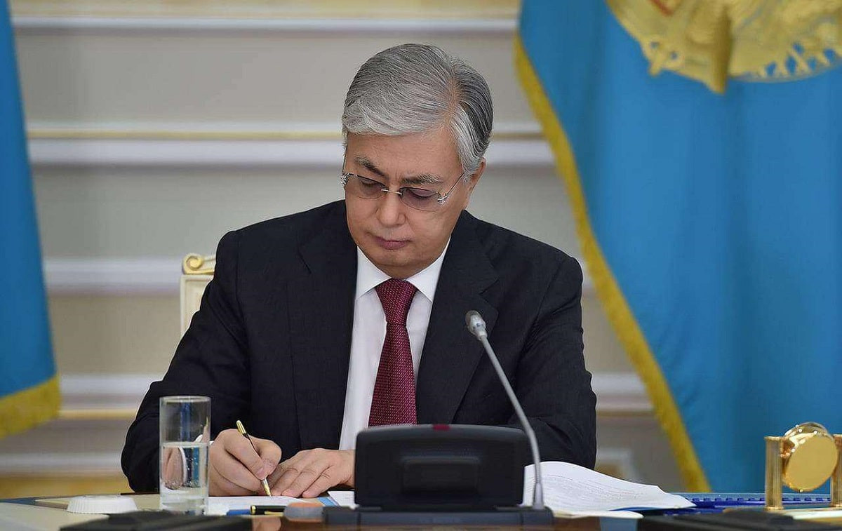 Токаев подписал закон о выходе женщин на пенсию в 61 год