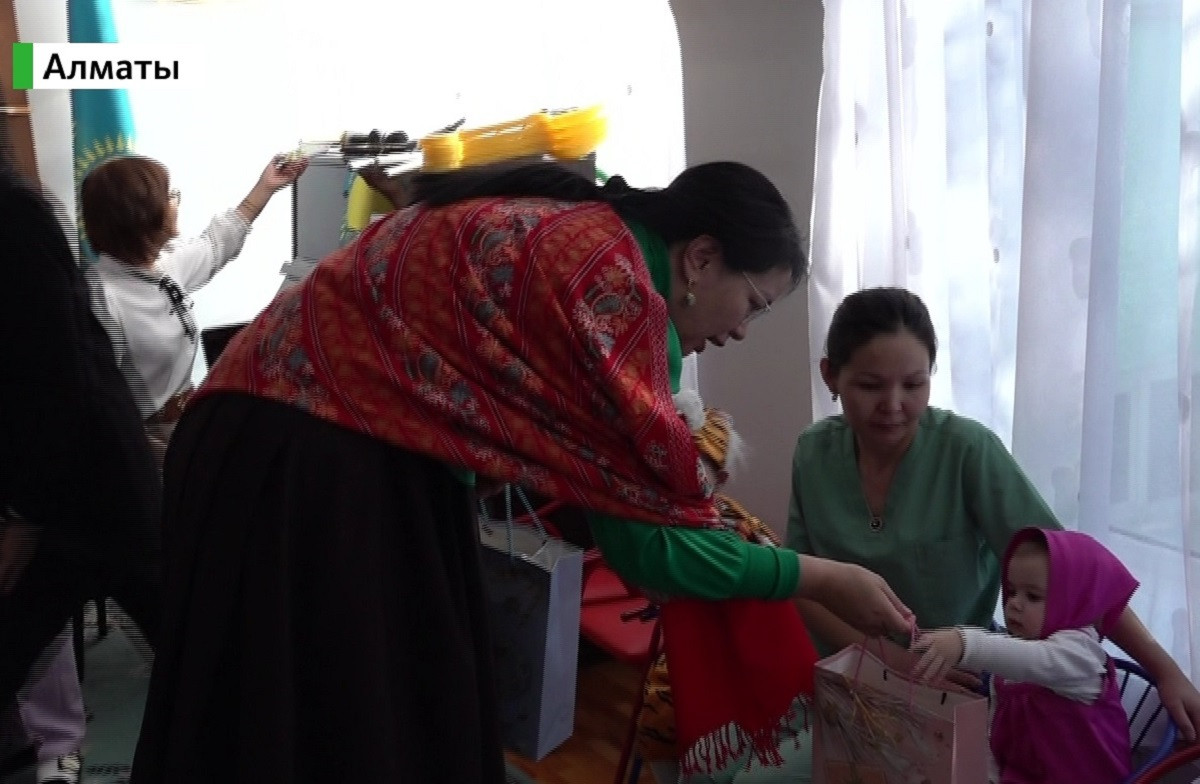 Дом ребенка: в Алматы провели утренник для воспитанников медицинского учреждения