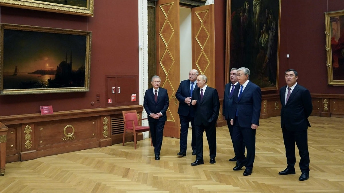 Президент Казахстана посетил Государственный Русский музей в Санкт-Петербурге