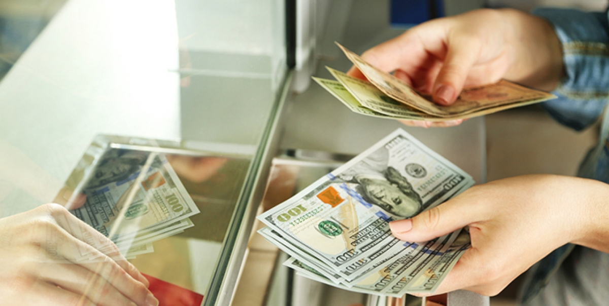 За сколько продают доллары в обменниках Алматы 28 декабря 