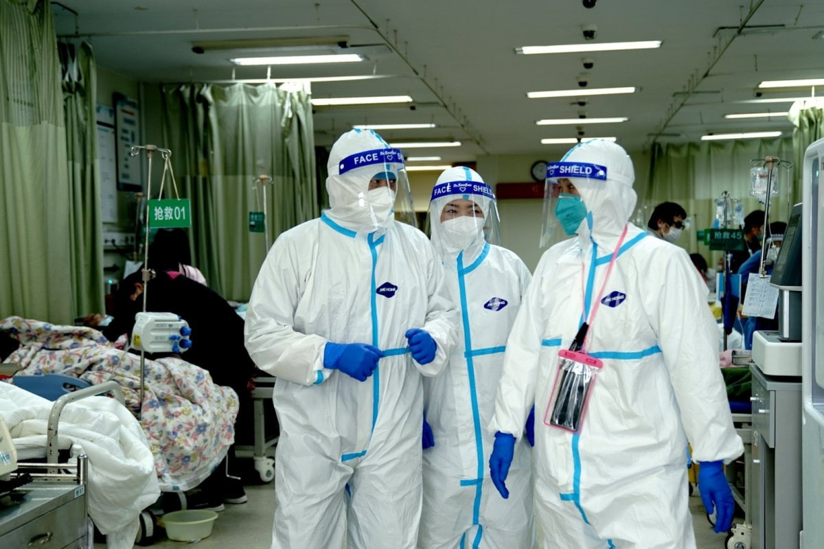 Шанхайда ауруханалар коронавирус жұқтырған науқастарға лық толды