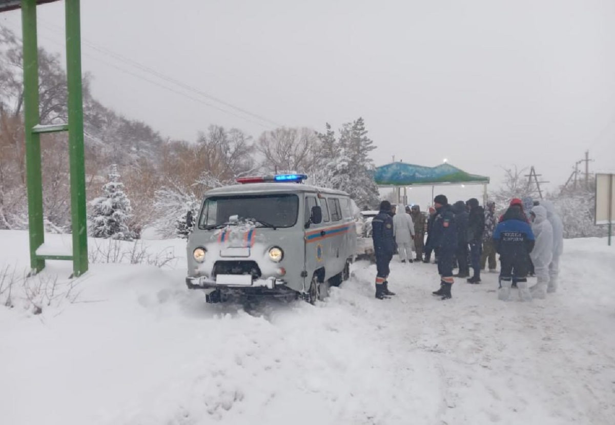 Спасательная операция: 53 человека на 38 автомобилях застряли в снежном плену в горной местности