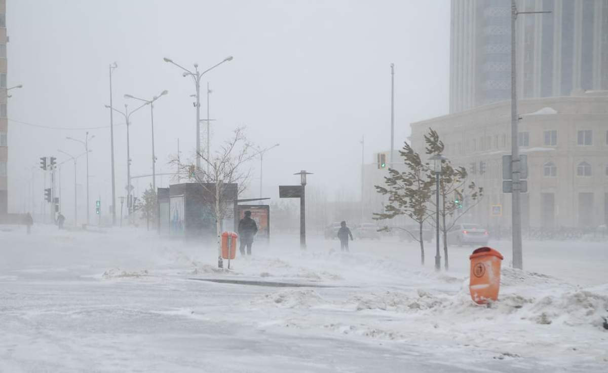 Штормовое предупреждение объявлено на большей части Казахстана