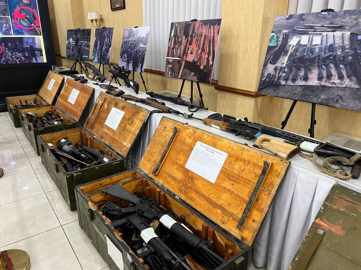 Выставку изъятого во время январских событий оружия организовали в мажилисе