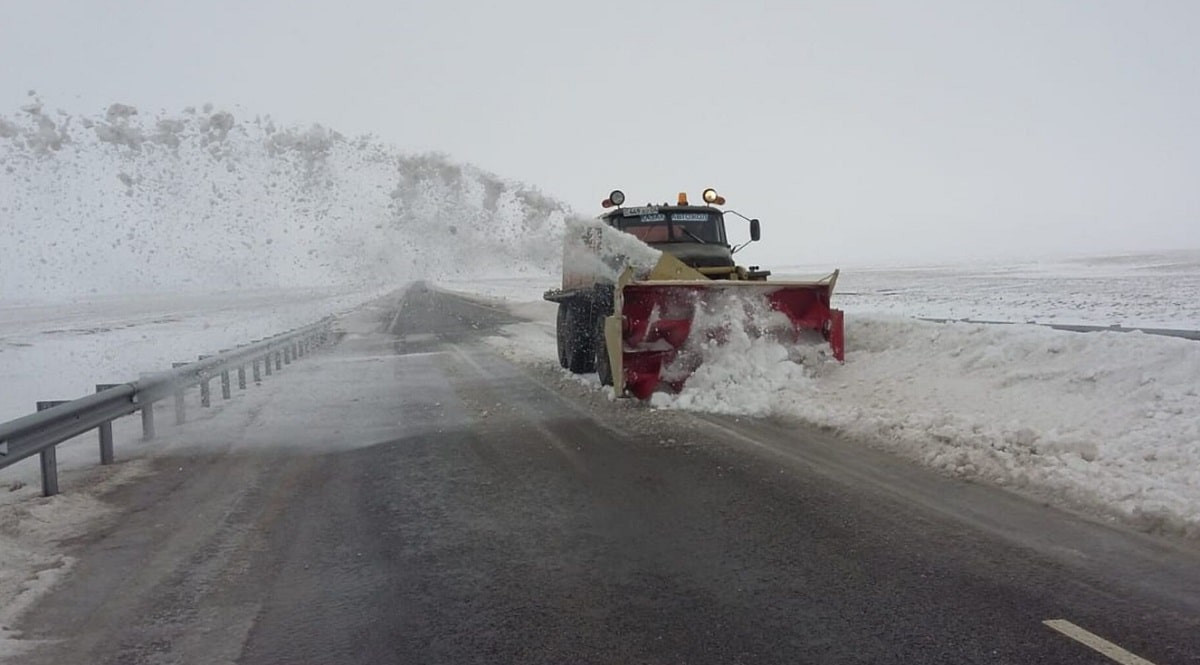 Обильный снегопад: 32 автотрассы республиканского значения закрыты из-за непогоды