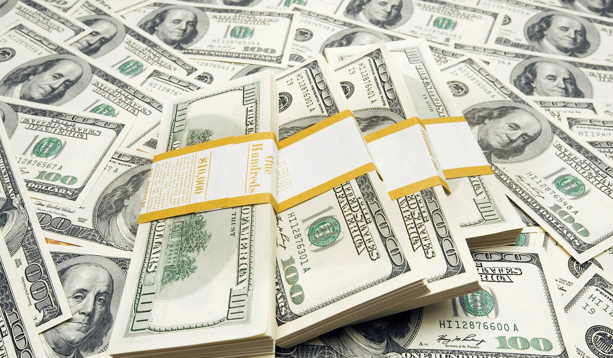 За сколько продают доллары в обменниках Алматы 8 января 2023