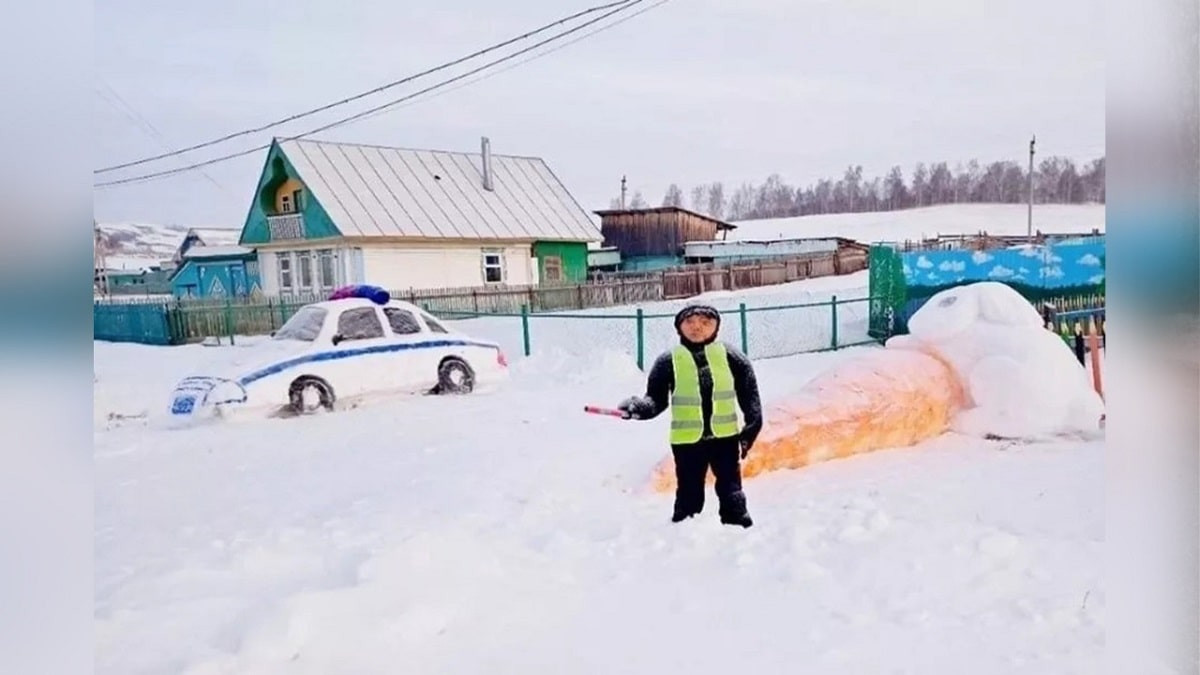 Креатив на дороге: жительница Башкирии слепила из снега скульптуру полицейского