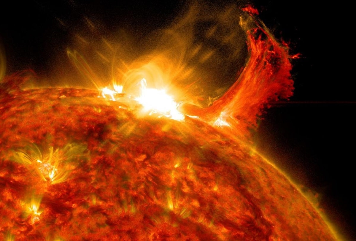 Мощная вспышка на Солнце: чем это грозит жителям Земли 