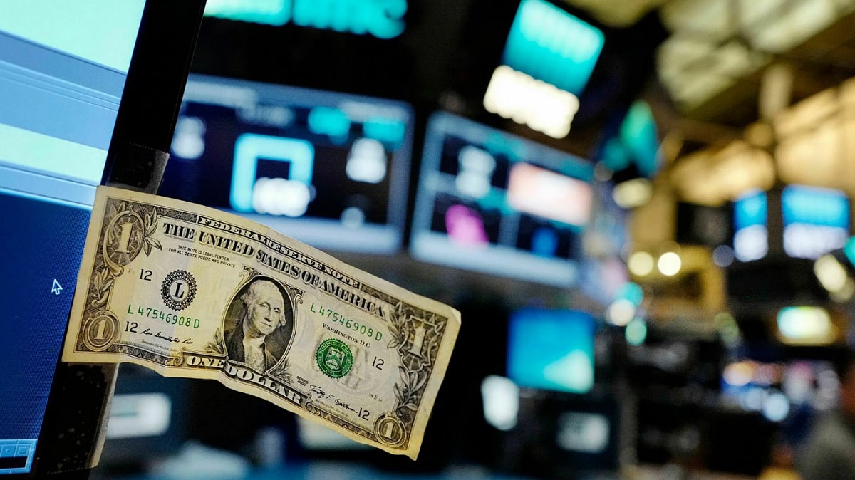 Курс на посадку: что происходит с долларом в Казахстане 