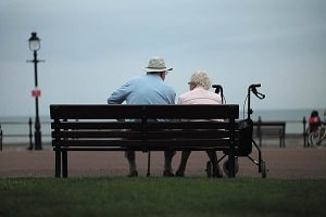 Еще на 2 года: во Франции намерены повысить пенсионный возраст до 64 лет