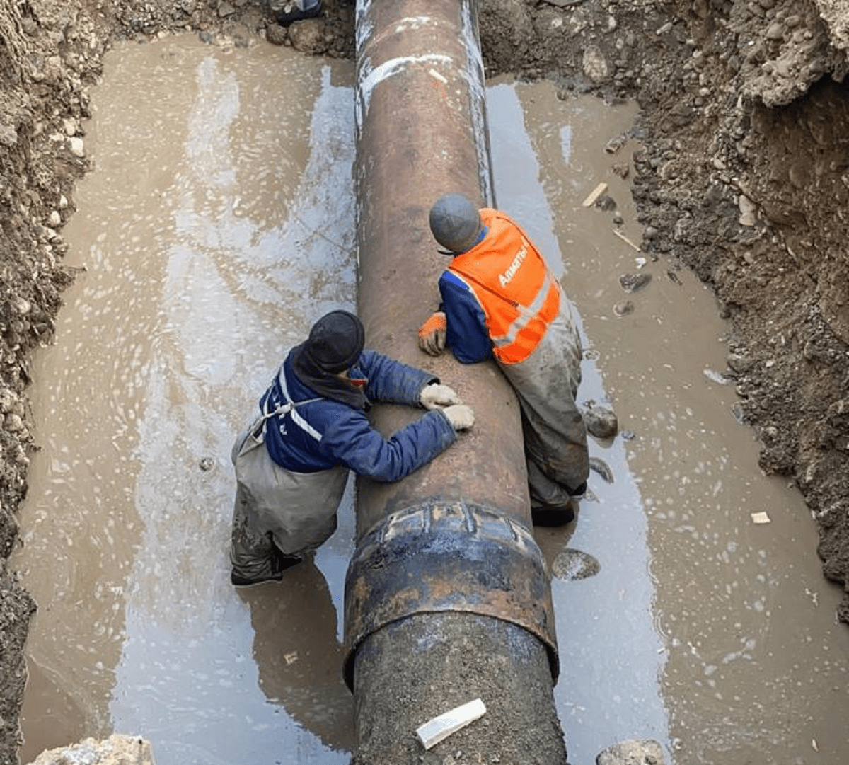 Коммунальщики завершили работы по устранению повреждения водопровода