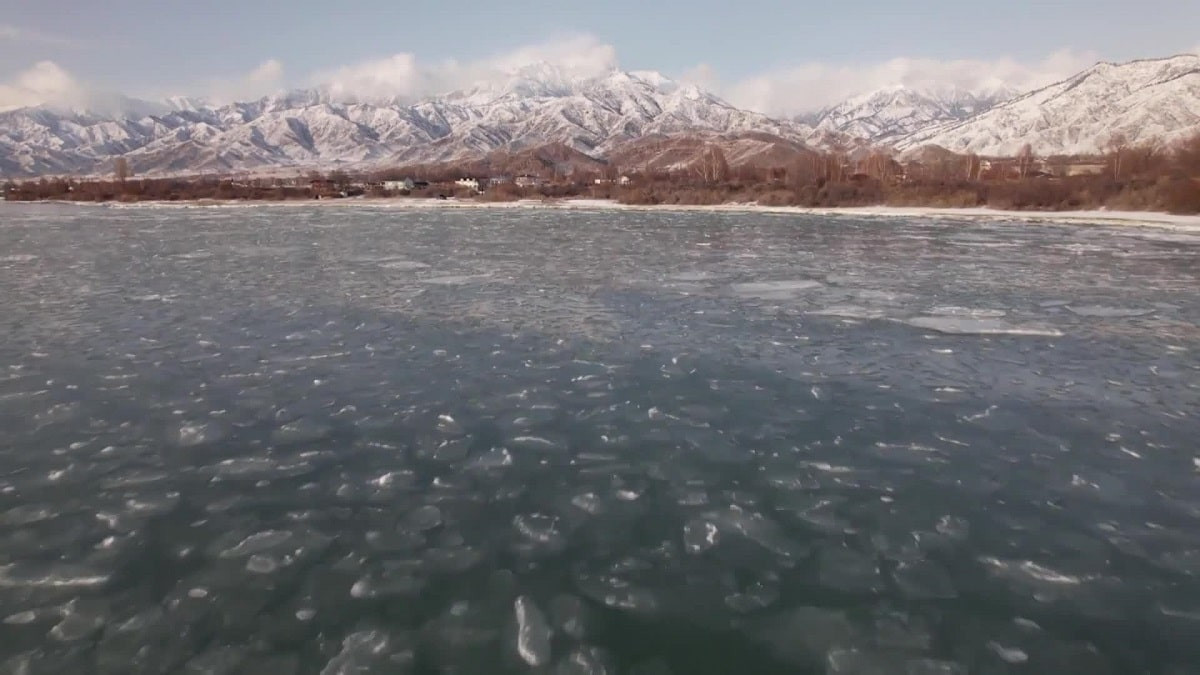 Аномальные морозы сковали льдом озеро Иссык-Куль