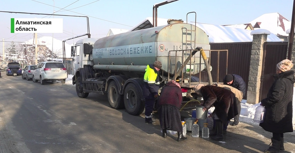 Вода замерзла: казахстанцы несколько дней живут без живительной влаги