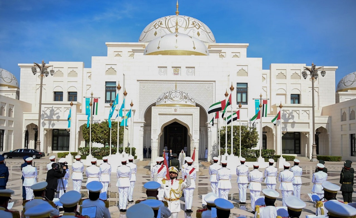 Токаева встретили перед Дворцом Президента ОАЭ «Аль-Ватан»