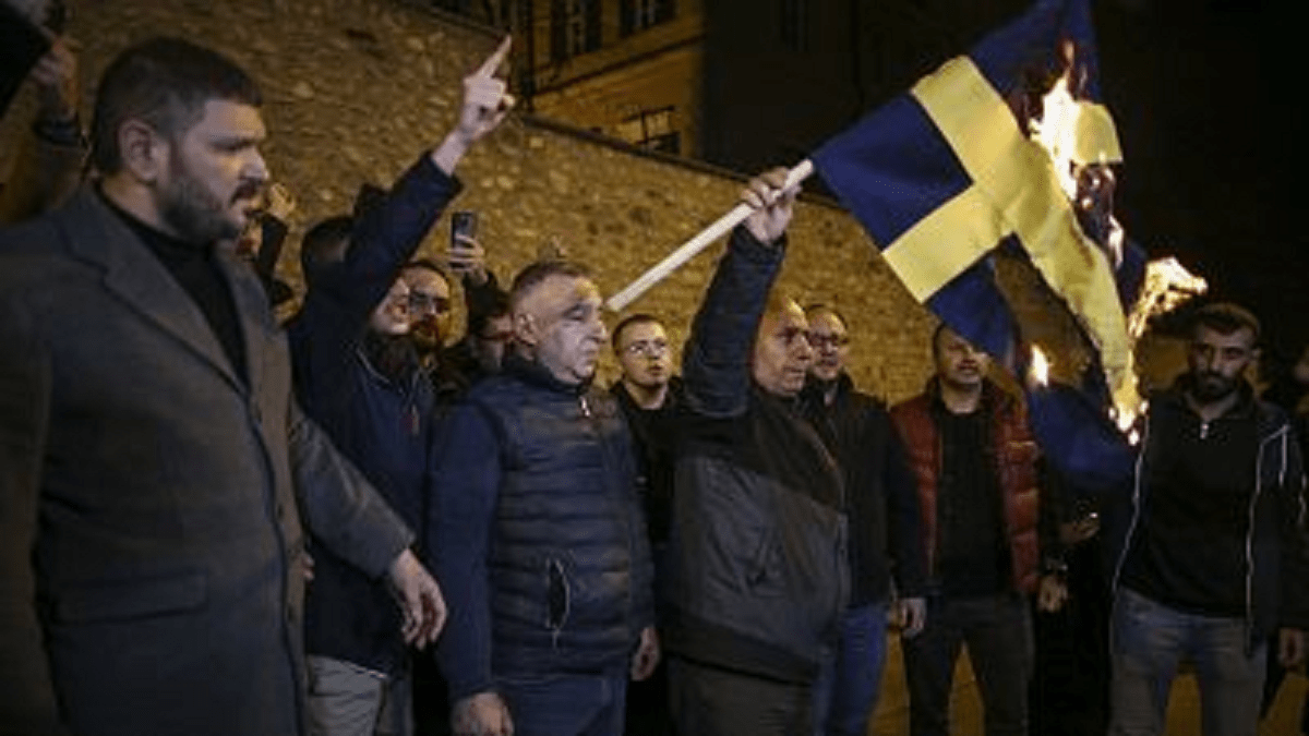 Шведский активист сжег Коран перед турецким посольством