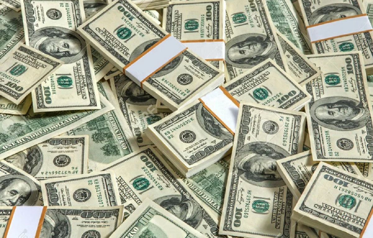 За сколько продают доллары в обменниках Алматы 28 января 2023