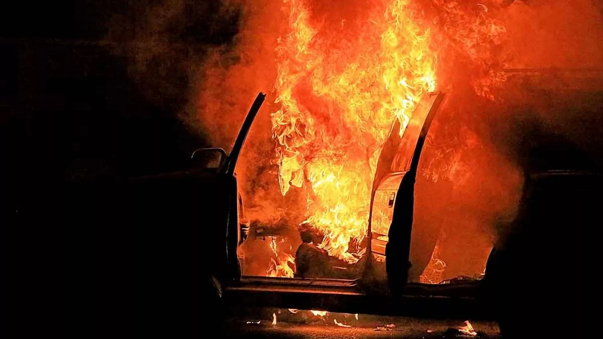 Машина сгорела в центре столицы: есть пострадавший