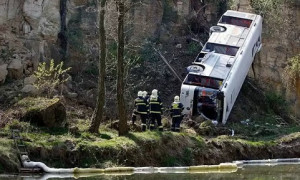 Автобус упал с обрыва: 25 человек погибли