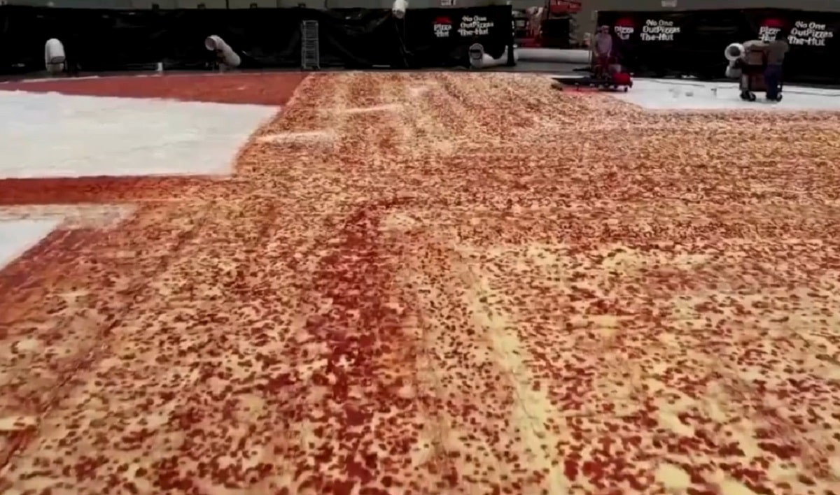 Необычный рекорд: приготовлена самая большая в мире пицца 