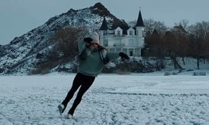 Под песню Батыра: казахстанская фигуристка исполнила номер на льду Капшагая