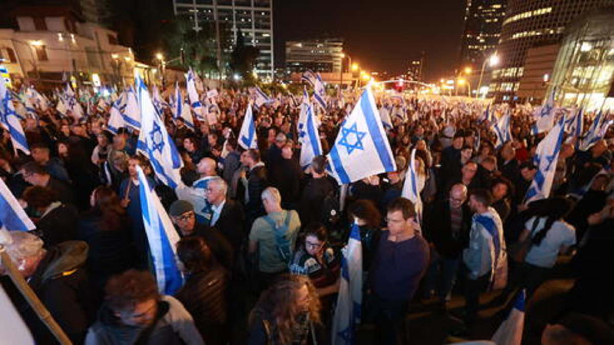 Десятки тысяч человек вышли на митинги в Израиле 
