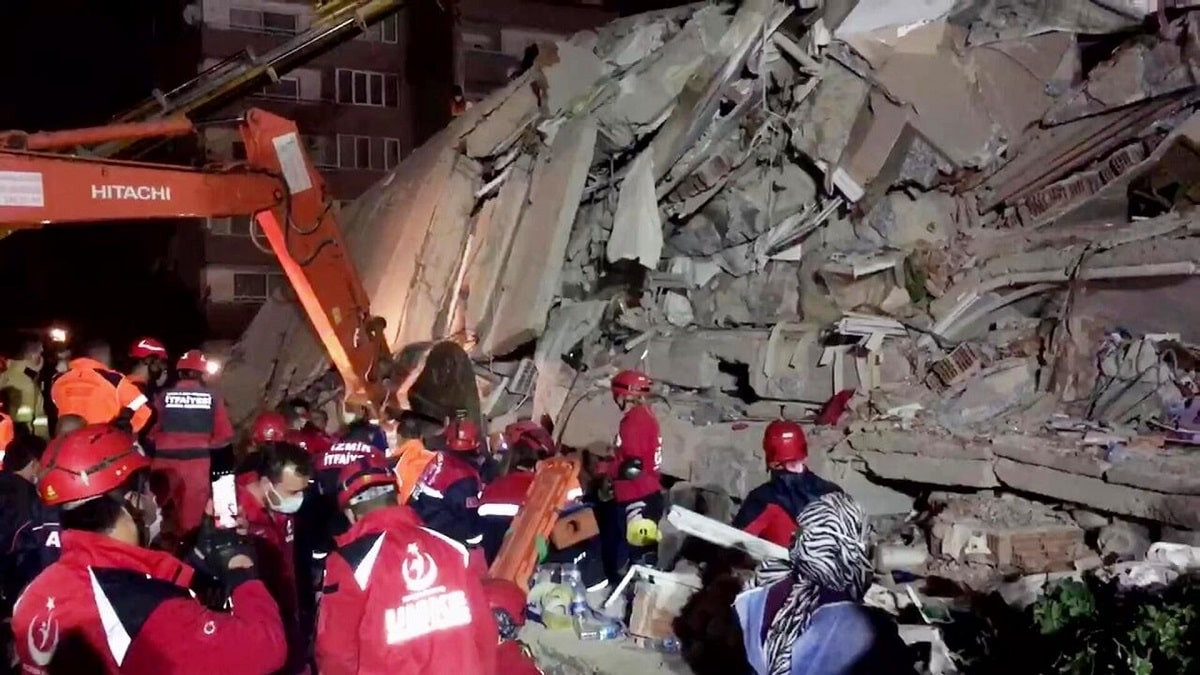 Мощное землетрясение в Турции: разрушены дома в нескольких провинциях