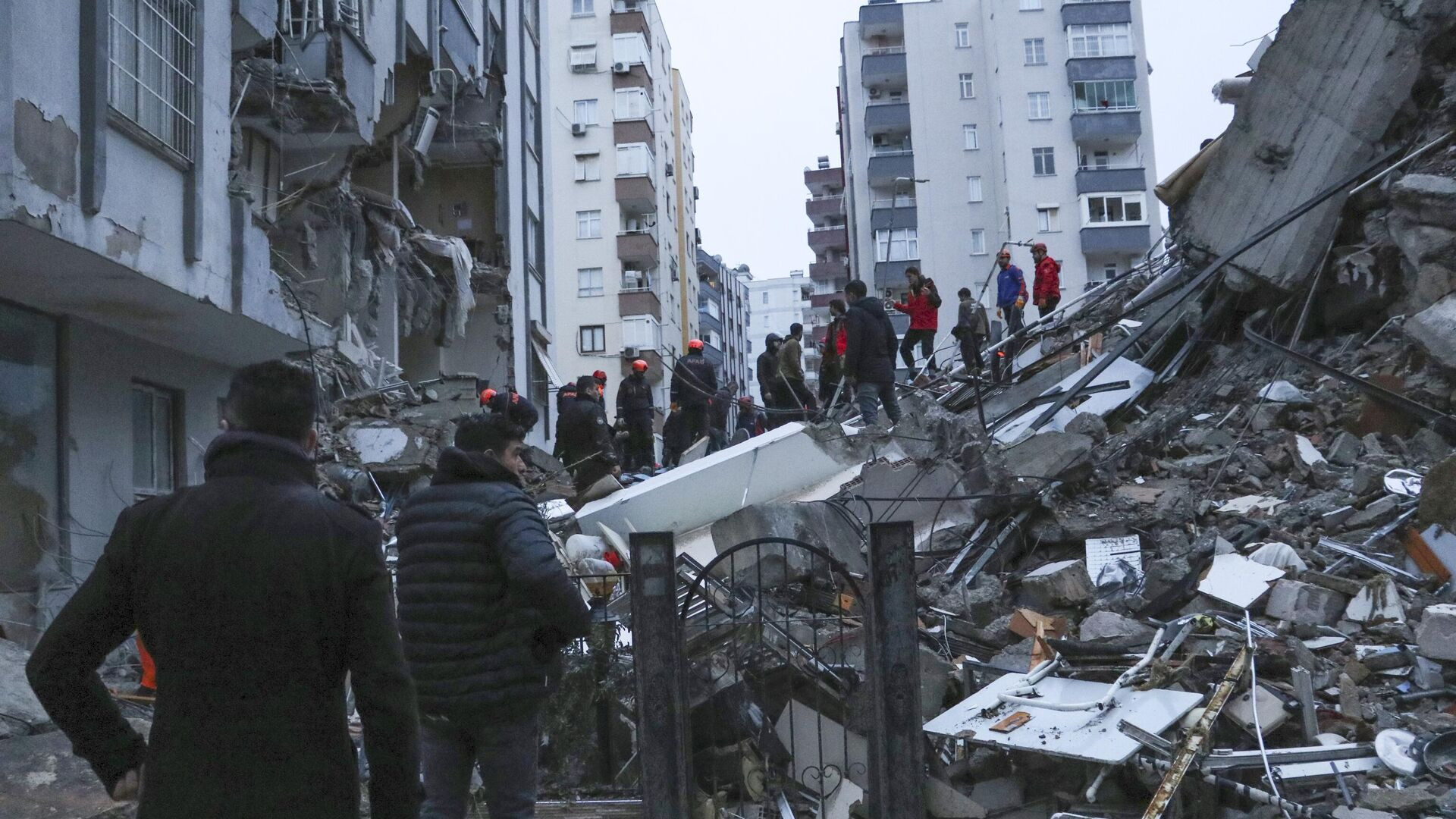 Разрушительное землетрясение в Турции и Сирии: число жертв растет