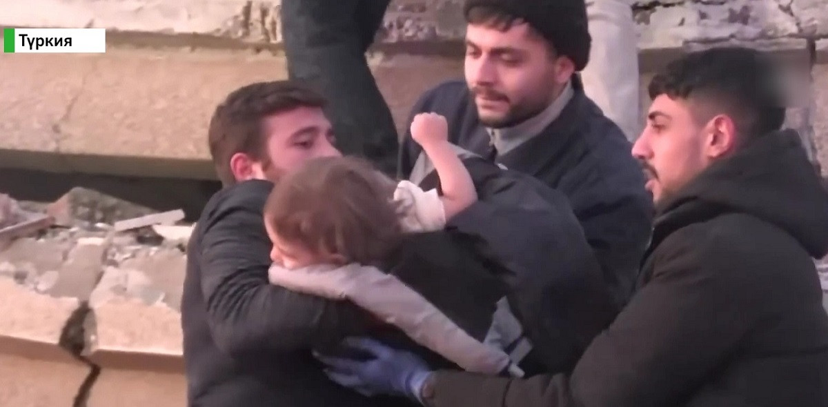 Двухмесячного младенца вытащили живым из под завалов в Турции 