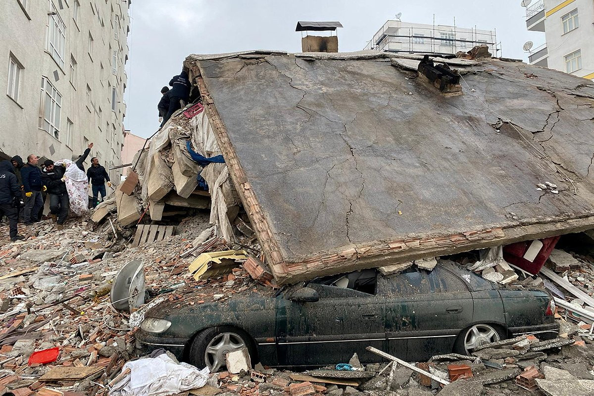 Более 12 000: В Турции увеличилось количество жертв землетрясения