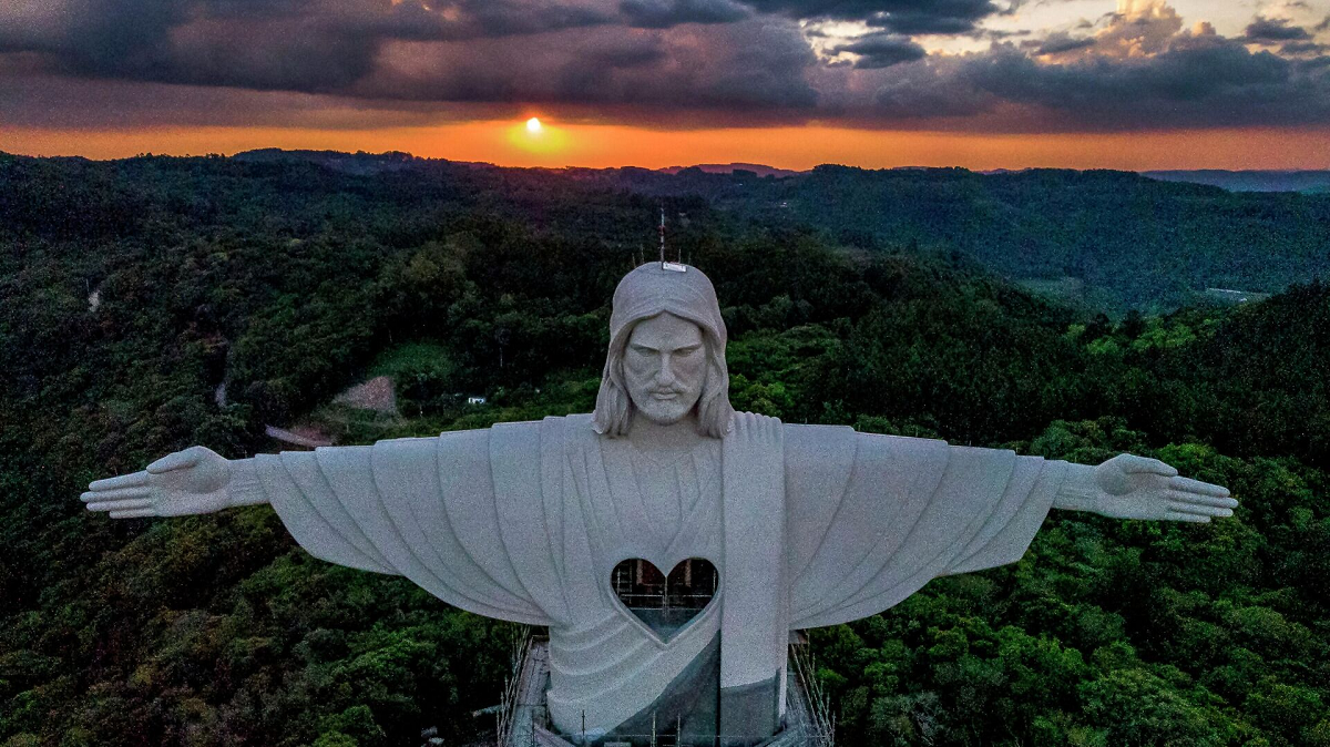 Предзнаменование или случайность: молния попала в статую Христа в Рио-де-Жанейро
