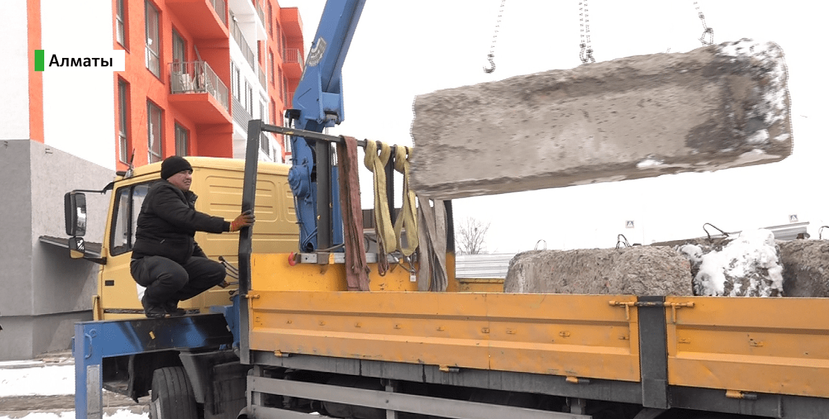 Почему жителям мегаполиса перекрыли бетонными блоками проезд в ЖК