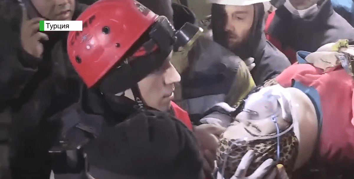 Больше недели под завалами: пожилую женщину и мальчика спасли в Турции