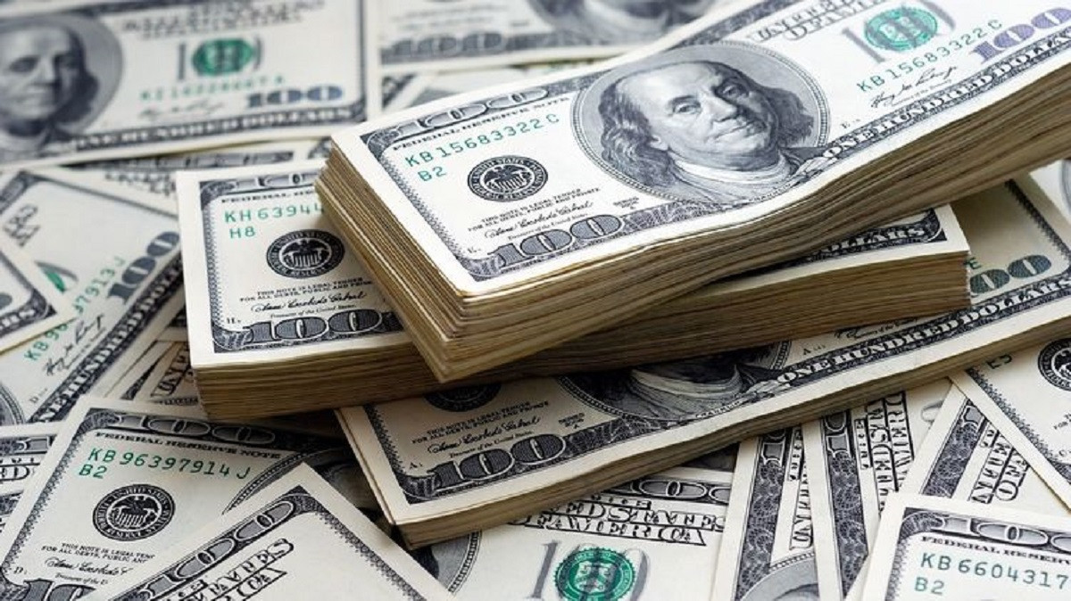 За сколько продают доллары в обменниках Алматы 18 февраля 2023