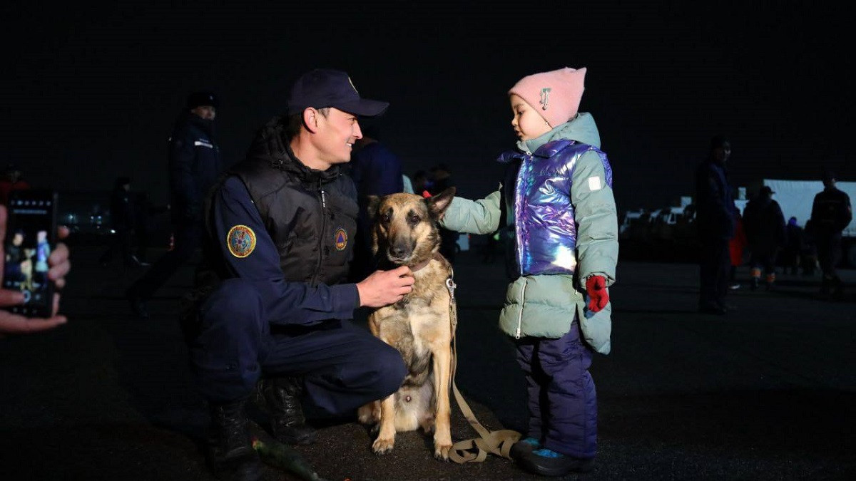 Казахстанские спасатели и медики прилетели из Турции в Алматы