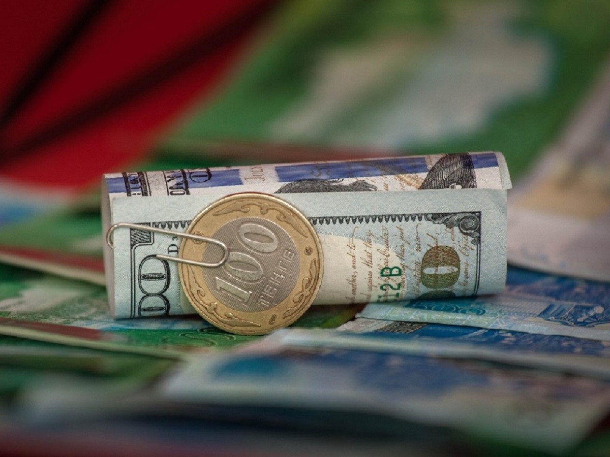 За сколько продают доллары в обменниках Алматы 19 февраля 2023