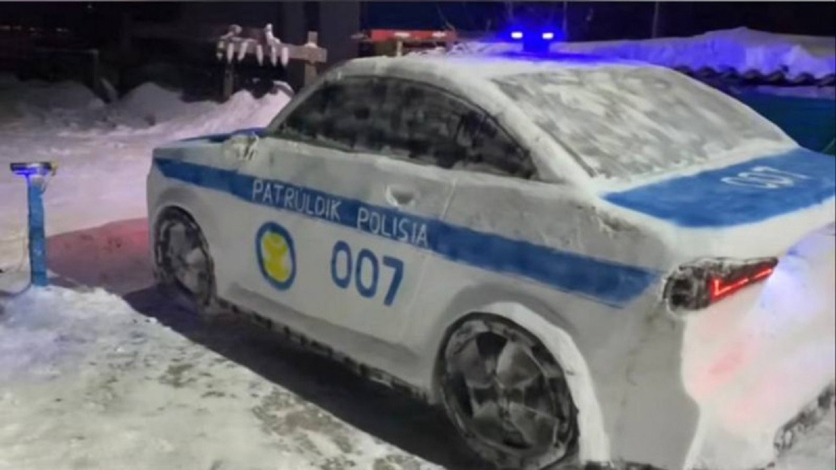Как настоящий: житель ЗКО слепил из снега полицейскую машину