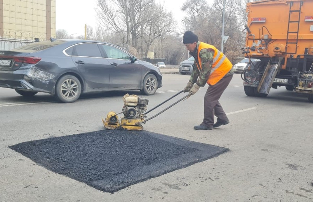 В Алматы начнут ямочный ремонт дорог на один сезон раньше