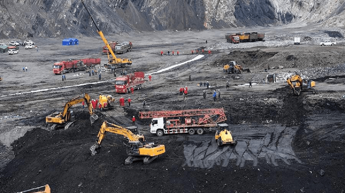Десятки шахтеров остались под завалами после оползня в Китае