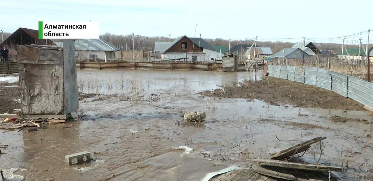 Казахстанская «Венеция»: в Алматинской области талая вода с гор подтапливает село
