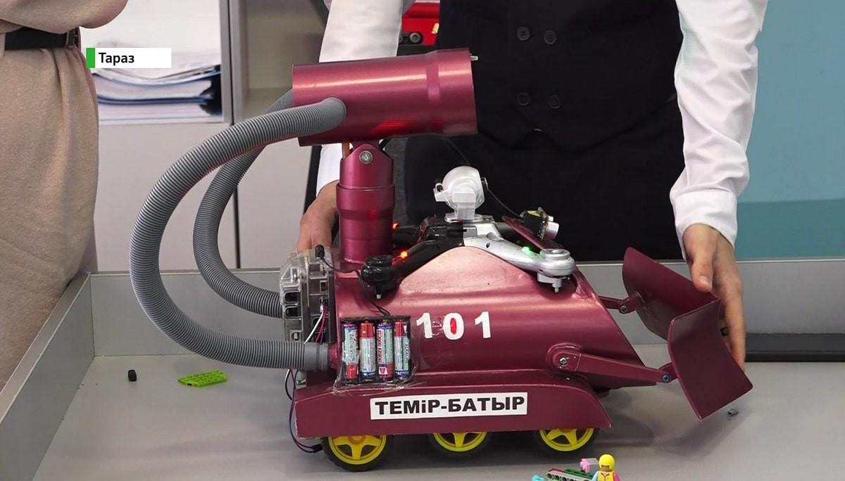 Школьник из Тараза создал робота, который поможет найти людей при пожарах