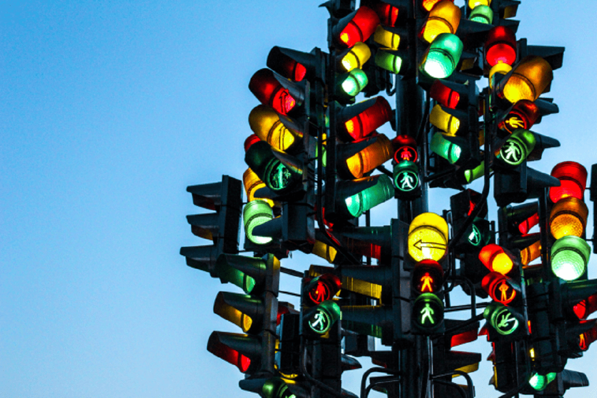 Четвертый сигнал светофора может появиться на дорогах мира
