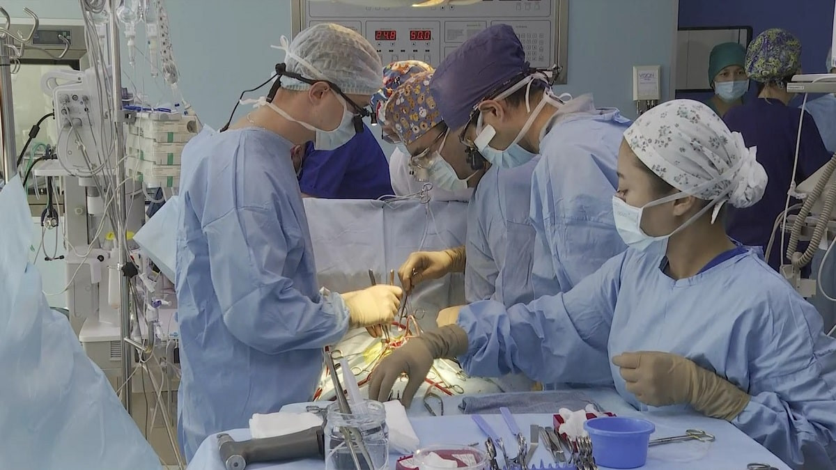 В Таразе кардиохирурги впервые провели сложные операции пятерым малышам