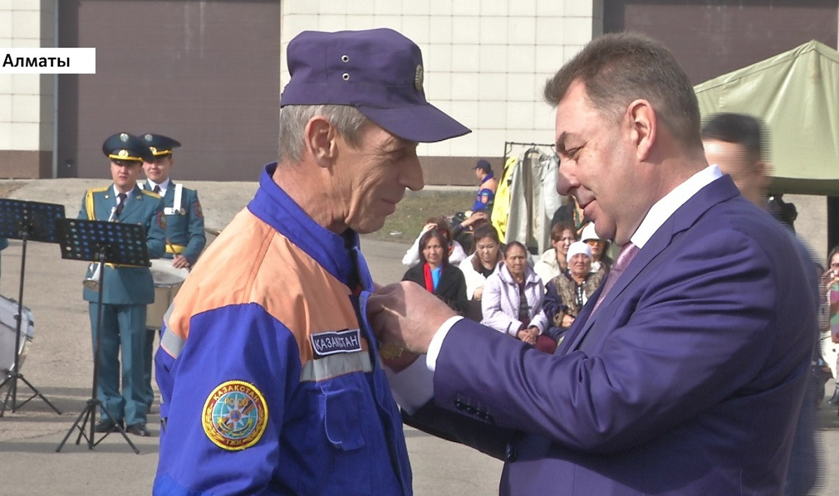 Министр по ЧС наградил алматинских спасателей, которые вернулись из Турции