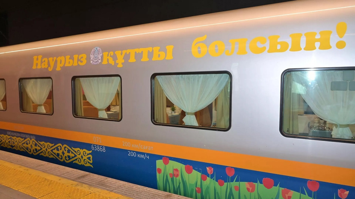 В честь Наурыза: празднично оформленный поезд стал курсировать между Астаной и Алматы
