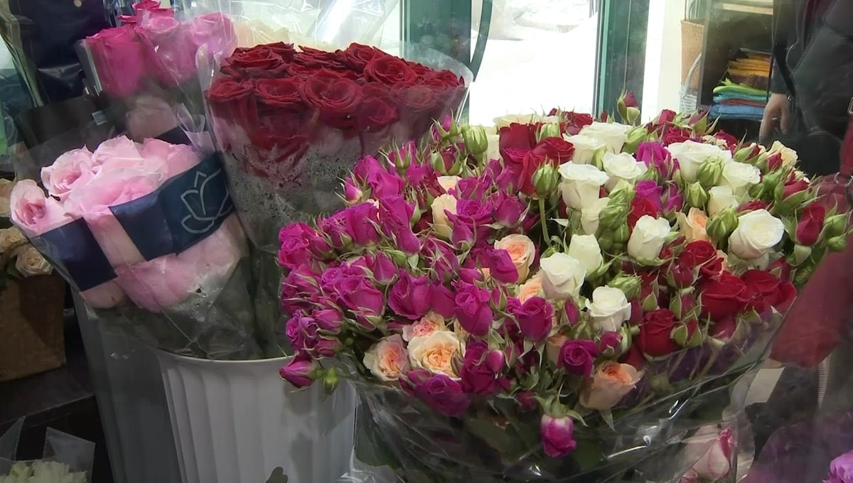 Аншлаг в цветочных магазинах: как казахстанцы готовятся к 8 марта