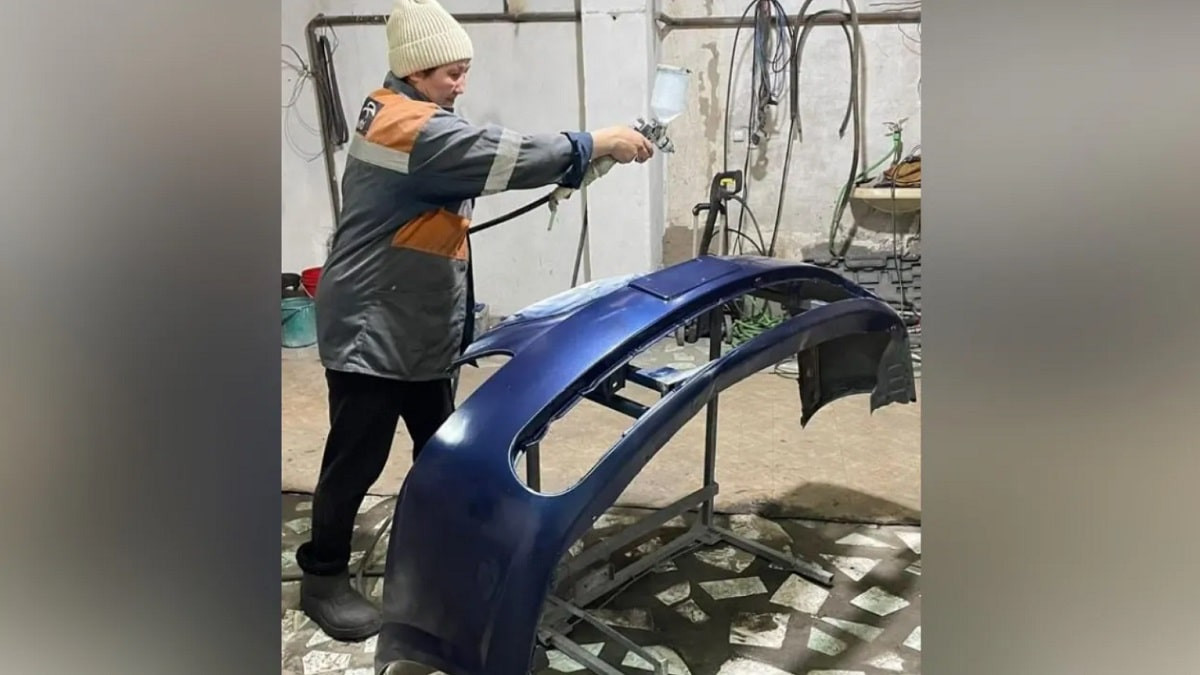 Фея полировки: жительница Каркаралинска ремонтирует автомобили