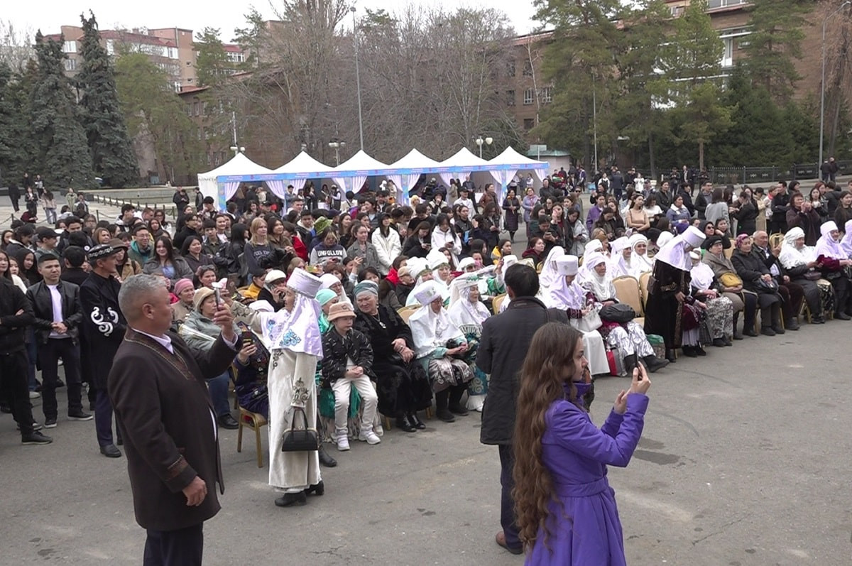 В Алматы прошла культурно-просветительская акция «Анаға мың тағзым»